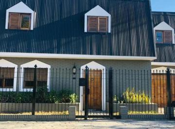 Casa · 180m² · 6 Ambientes · 1 Cochera · Vendo - Casa - Z/av Cordillera - B° Centenario 4 Dorm.