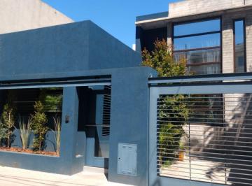 Casa · 230m² · 6 Ambientes · 1 Cochera · Casa Minimalista 6 Amb. en Ramos Mejía. a 2 Cdas de Plaza Mitre