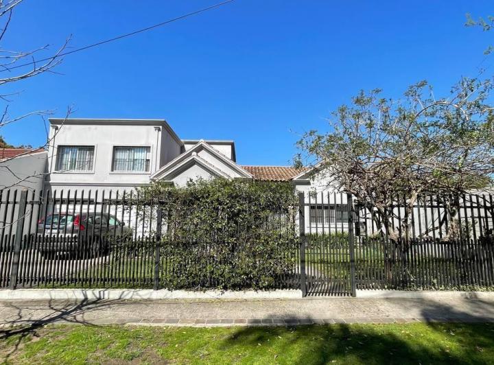 Casa · 303m² · 5 Ambientes · 1 Cochera