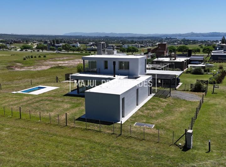 Casa · 210m² · 7 Ambientes · 2 Cocheras