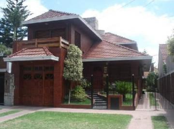 Casa · 290m² · 4 Ambientes · 1 Cochera · Chalet en Venta en Quilmes Oeste