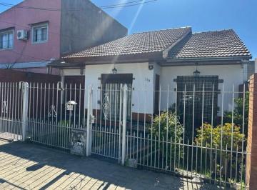 Casa · 136m² · 3 Ambientes · 1 Cochera · Chalet en Venta en Monte Grande!
