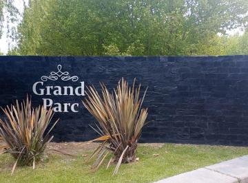 Entrada Grand Parc · Casa en Venta. 157 m². Grand Parc. en Terreno de 621 m². Amplia y Conectada a La Naturaleza.