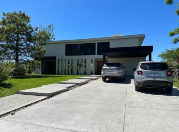 Casa · 430m² · 5 Ambientes · 3 Cocheras · Alquiler Anual en Terralagos