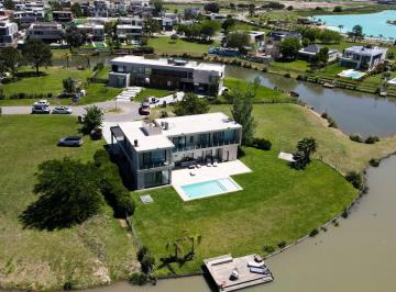 Casa · 430m² · 5 Ambientes · 3 Cocheras · Alquiler Anual en Terralagos