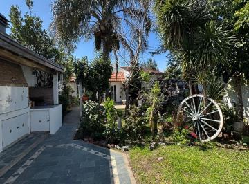 Casa de 4 ambientes, Lanús · Casa de 4 Ambientes con Jardín en Venta