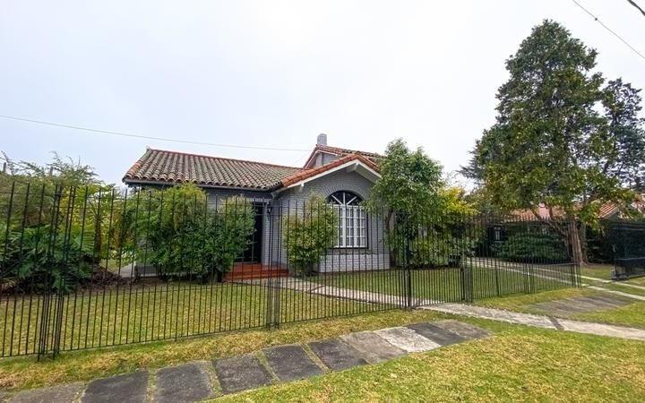 Casa · 180m² · 8 Ambientes · 2 Cocheras