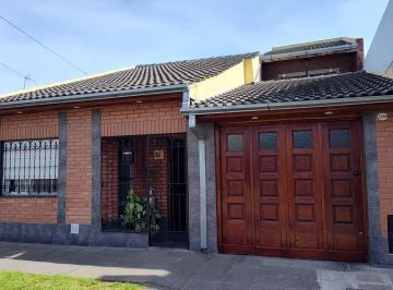 Casa · 123m² · 2 Ambientes · 2 Cocheras · Chalet 2 Amb C/garage Doble y Patio en Temperley!