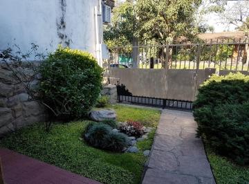 Casa · 190m² · 5 Ambientes · 2 Cocheras · Casa en Excelente Ubicación