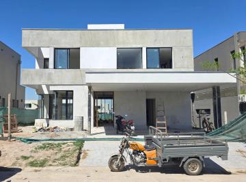 Casa · 228m² · 3 Dormitorios · 2 Cocheras · Casa en Alto Verde 3