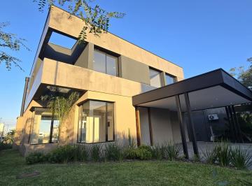 Casa · 228m² · 3 Dormitorios · 2 Cocheras · Casa en Alto Verde 3