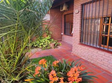 Casa de 4 ambientes, Almirante Brown · - Apta Credito - Chalet a m de Av Berlin con Fondo