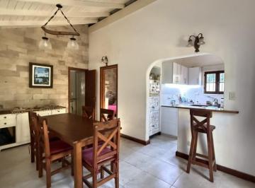 Casa · 70m² · 4 Ambientes · Casa en Venta con Gran Lote y Pileta