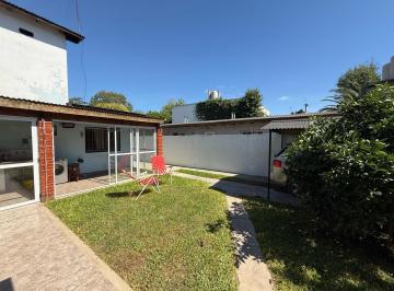Casa · 110m² · 4 Ambientes · 2 Cocheras · Venta Casa con Parque en Centro de La Reja