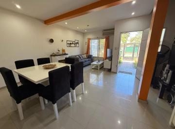 Casa · 110m² · 4 Ambientes · 2 Cocheras · Venta Casa con Parque en Centro de La Reja