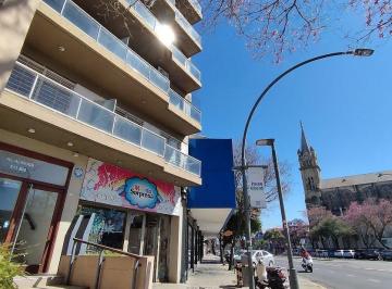 Departamento · 34m² · 2 Ambientes · 1 Dormitorio Sobre Av Alberdi, con La Tranquilidad de un Contra Frente