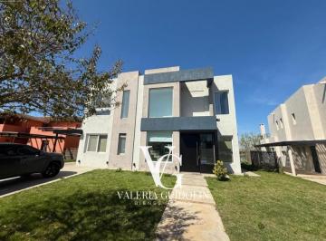 Casa · 900m² · 5 Ambientes · 2 Cocheras · Casa en Alquiler a La Laguna "De Gran Categoria"