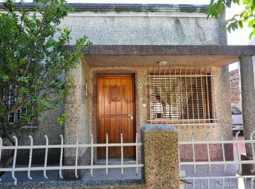 Casa · 80m² · 3 Ambientes · 2 Cocheras · Venta de Casa 3 Ambientes con Patio y Cochera en Lomas de Zamora