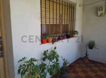 Casa · 99m² · 4 Ambientes · Venta – Casa Al Frente a Reciclar – Guernica Centro