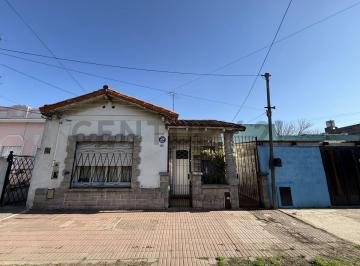 Casa · 143m² · 4 Ambientes · Venta Casa 4 Ambientes con Fondo Libre Lanus Este a Reciclar