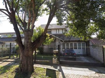 Casa · 220m² · 6 Ambientes · 4 Cocheras · Casa en Venta 5 Ambientes Sobre Amplio Lote con Pileta