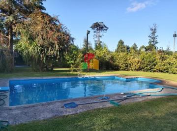 Foto1 · Hermosa Casa en Venta en Beverly Hills de 5 Dorm. con Piscina y Parrillero