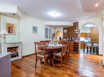 Casa · 150m² · 7 Ambientes · 1 Cochera · Venta - Casa Tres Dorm. con Cochera - Abasto