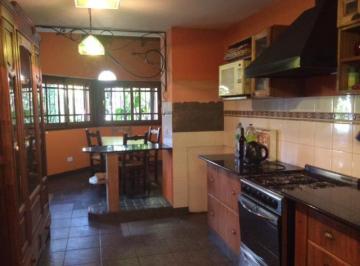 Casa · 140m² · 5 Ambientes · 1 Cochera · Excelente Chalet