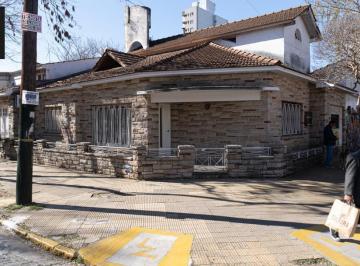 Casa · 200m² · 4 Ambientes · 1 Cochera · Casa - Banfield Oeste