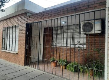 Casa · 209m² · 3 Ambientes · 4 Cocheras · Casa Dos Dorm. con Departamento y Galpon