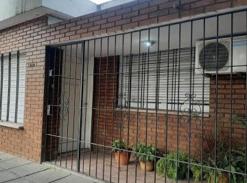 Casa · 209m² · 3 Ambientes · 4 Cocheras · Casa Dos Dorm. con Departamento y Galpon