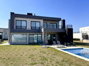 Casa · 228m² · 5 Ambientes · 2 Cocheras · Casa en Venta La Providencia Canning