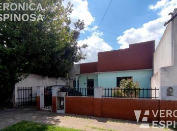 Casa · 137m² · 3 Ambientes · 1 Cochera · Casa de Tres Ambientes en Venta, Moron. Propiedad a Reciclar.