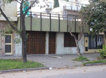Casa · 199m² · 8 Ambientes · 3 Cocheras · Bv Avellaneda Al 2500 - Venta de Casa de 5 Dorm. en Rosario Bella Vista