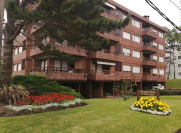 Departamento · 4 Ambientes · 1 Cochera · Apartamento en Playa Mansa