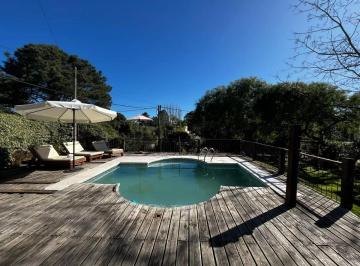 Casa · 200m² · 6 Ambientes · 2 Cocheras · Pinares