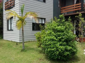 Casa · 180m² · 5 Ambientes · 1 Cochera · Pinares