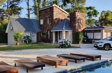 Casa · 230m² · 7 Ambientes · 4 Cocheras · Marly