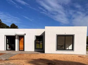 Casa · 100m² · 4 Ambientes · 1 Cochera · Casa en Chacras del Pinar. a Estrenar. 3 Dorm.