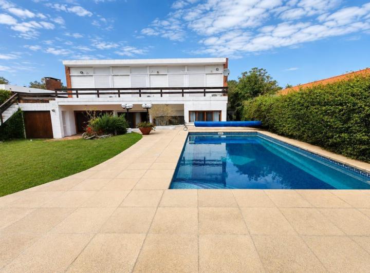 Casa · 400m² · 5 Ambientes · 3 Cocheras