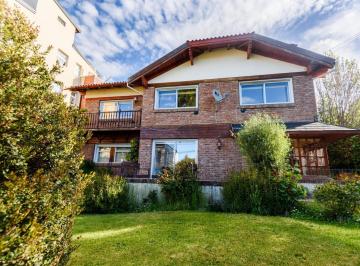 Casa · 180m² · 6 Ambientes · 2 Cocheras · Casa Excelente Ubicacion