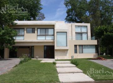 Casa · 350m² · 7 Ambientes · 1 Cochera · Excelente Casa en Saint Thomas Este