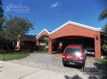 Casa · 210m² · 4 Dormitorios · 3 Cocheras · Casa - Campos de Echeverria