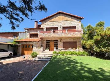 Casa · 300m² · 6 Ambientes · 2 Cocheras · Casa 6 Ambientes a La Venta en Castelar