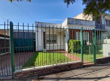 Casa · 217m² · 4 Ambientes · 2 Cocheras · Casa - Castelar Sur