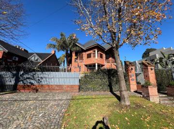 Casa · 550m² · 8 Ambientes · 4 Cocheras · Chalet en Venta en Castelar Norte