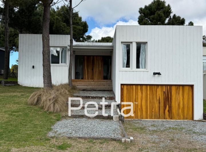 Casa · 196m² · 6 Ambientes · 1 Cochera