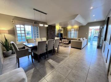 Casa · 215m² · 7 Ambientes · Casa en Pje. Houssay Al 3800, Sm de Tucumán
