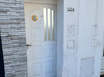 Casa de 3 ambientes, Rosario · Apto Crédito! Impecable Pasillo Único con 2 Dorm.