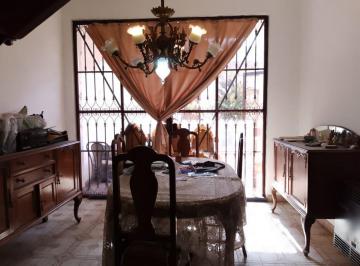 Casa · 260m² · 4 Ambientes · 1 Cochera · Venta de Casa 4 Amb. en 2 Ptas. S/lote 10x20 m² en Haedo - Buen Estado con Patio y Cochera